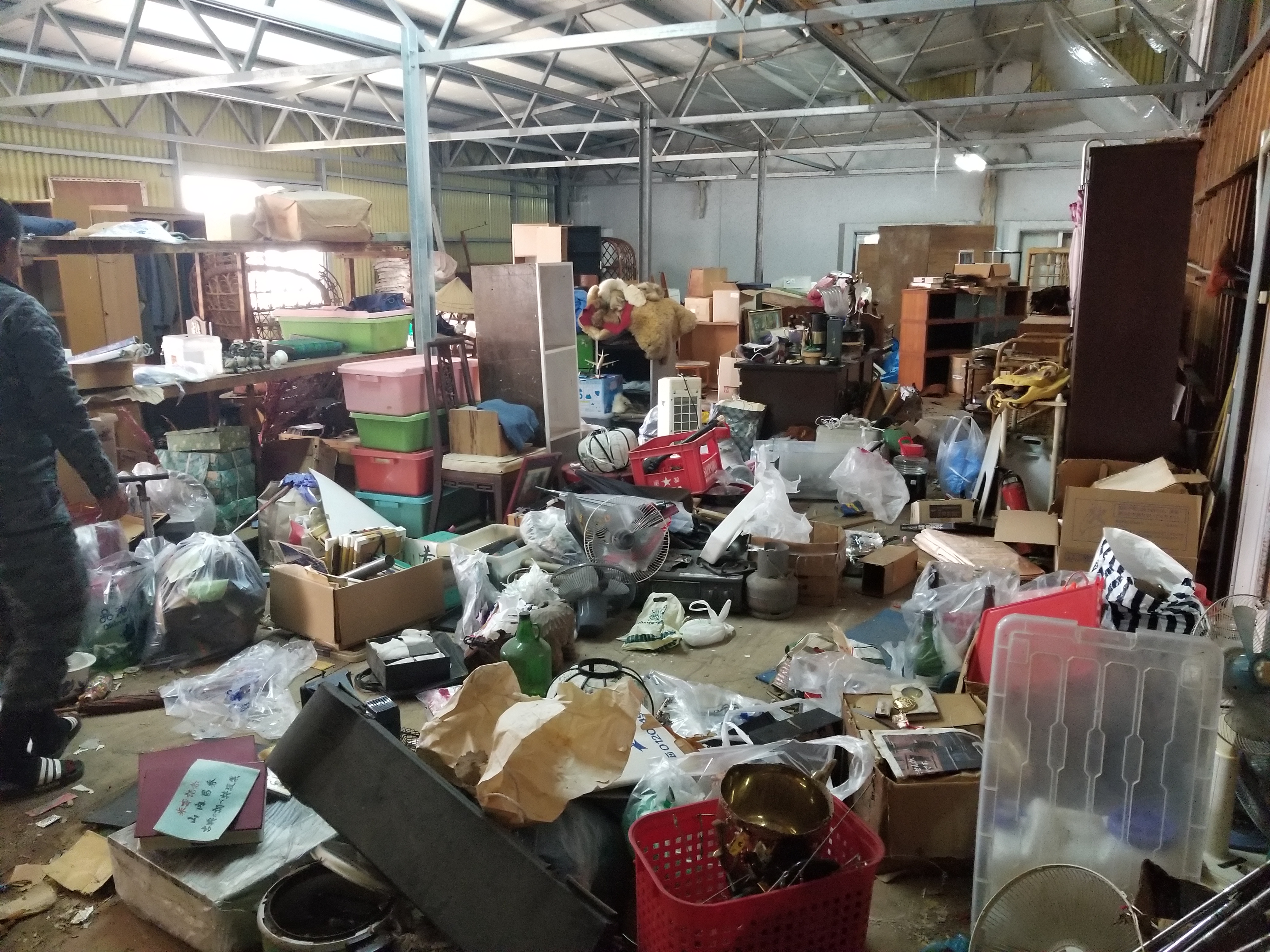 【那覇市】お布団やタンスなどの家財の回収☆2tトラック積み放題プランですべての不用品が処分できたと喜んで頂けました。