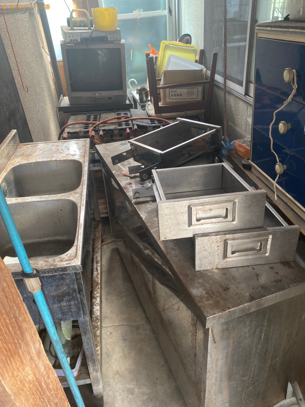 たこ焼き屋さんで使っていた器具類(流し台、調理器具等)の回収